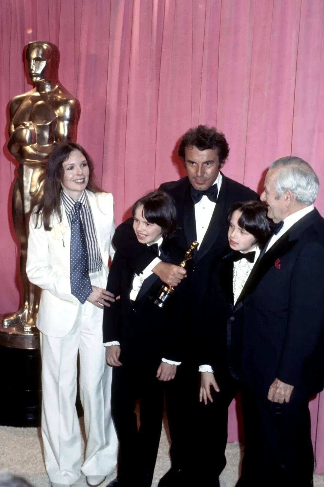 79岁奥斯卡影后离世,她是男神收割机,松弛中性风穿搭鼻祖