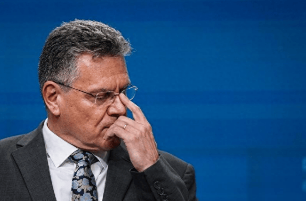 一天之内，中国商务部接了2个电话，一个来求饶，另一个来认错