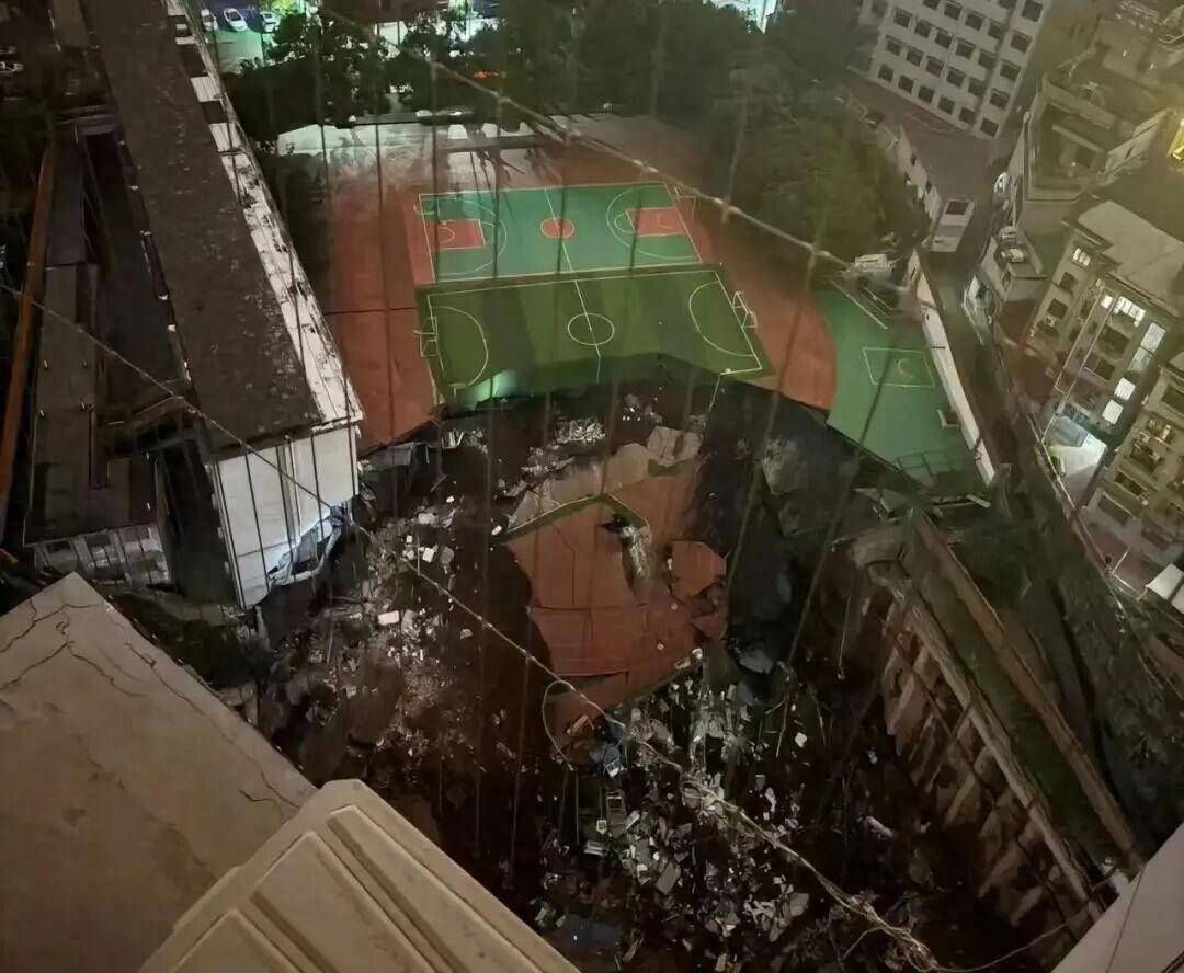 男生学校打篮球时感觉地在抖动，5小时后操场在30秒内轰然坍塌