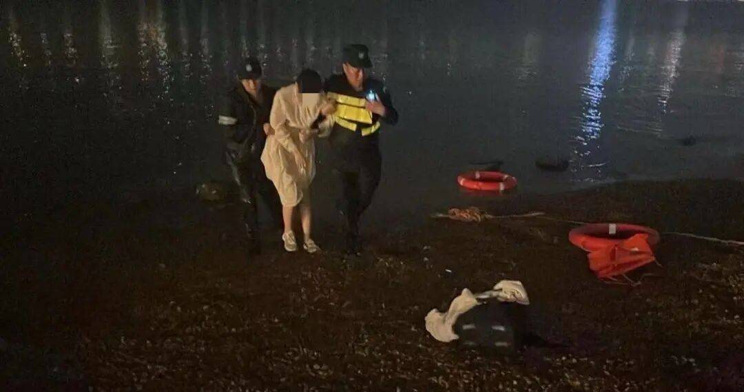 深夜,一白衣女子在深圳知名景区,做出反常举动!路过保安紧追,冲进大海……