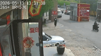 黑龙江一女子路边正常行走，货车撞断限高栏将其砸倒，街道办回应：被砸情况调查清楚后会发布消息