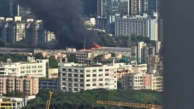 深圳突发一起交通事故引发火情,现场多条视频显示火光冲天、浓烟滚滚;交警通报:三车刮碰一车着火,引燃道路隔音棚起火,无人员受伤被困
